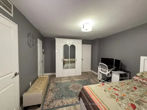 20 Edgecliff Golfway Toronto ON M3C 3A4
