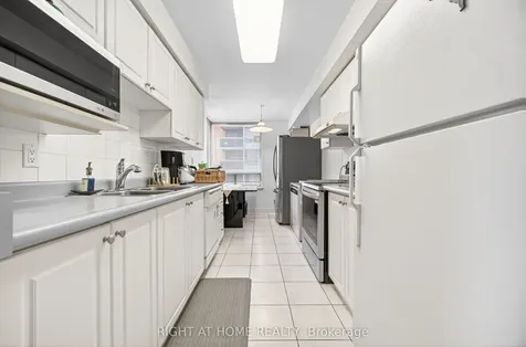 88 Grandview Way Toronto ON M2N 6V6