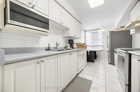 88 Grandview Way Toronto ON M2N 6V6