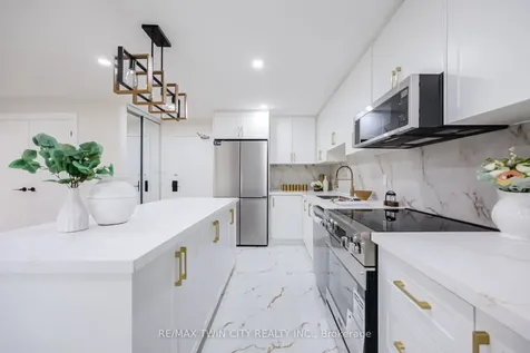 20 Edgecliff Golfway Toronto ON M3C 3A4