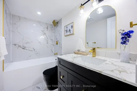 20 Edgecliff Golfway Toronto ON M3C 3A4