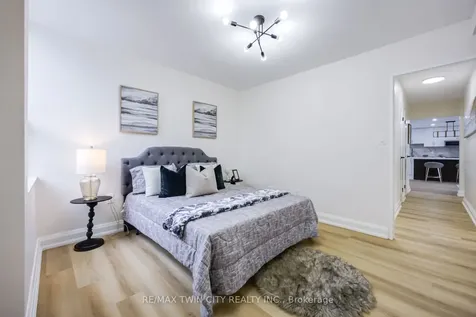 20 Edgecliff Golfway Toronto ON M3C 3A4
