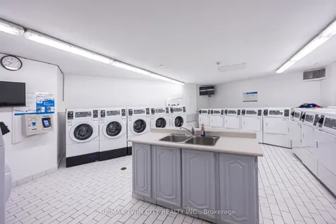 20 Edgecliff Golfway Toronto ON M3C 3A4