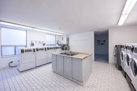 20 Edgecliff Golfway Toronto ON M3C 3A4