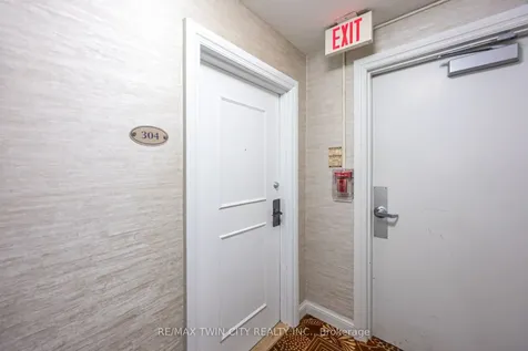 20 Edgecliff Golfway Toronto ON M3C 3A4