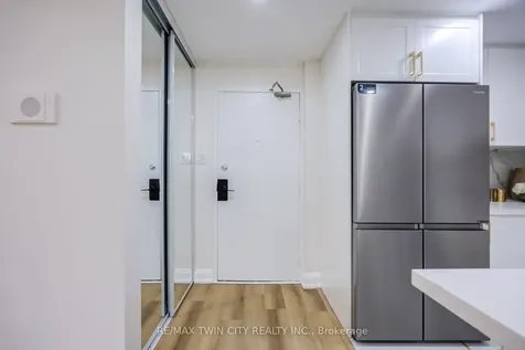 20 Edgecliff Golfway Toronto ON M3C 3A4