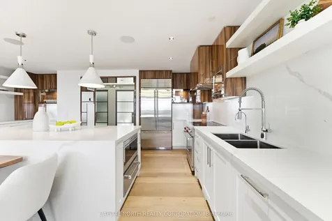 330 Richmond Street W Toronto ON M5V 0M4