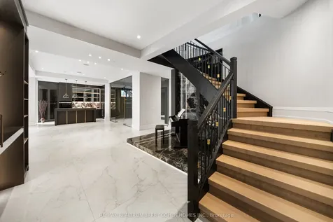 192 Lord Seaton Road Toronto ON M2P 1K9
