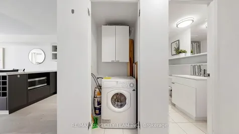 111 Elizabeth Street Toronto ON M5G 1P7