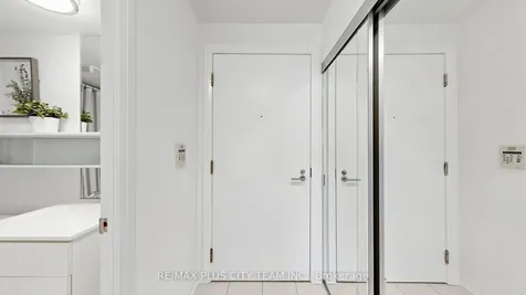 111 Elizabeth Street Toronto ON M5G 1P7