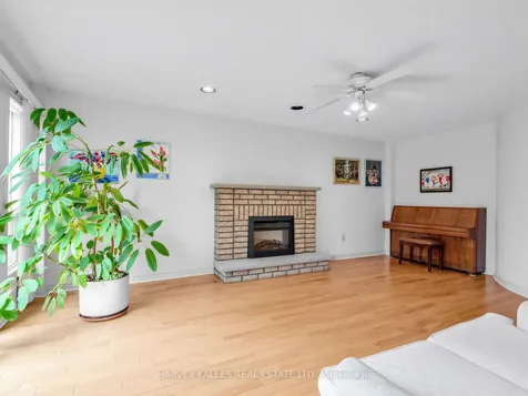 82 Bowring Walk Toronto ON M3H 5Z6