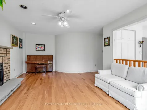 82 Bowring Walk Toronto ON M3H 5Z6