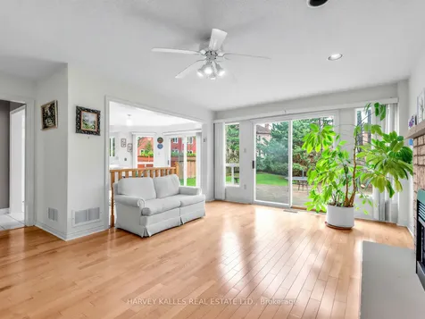 82 Bowring Walk Toronto ON M3H 5Z6