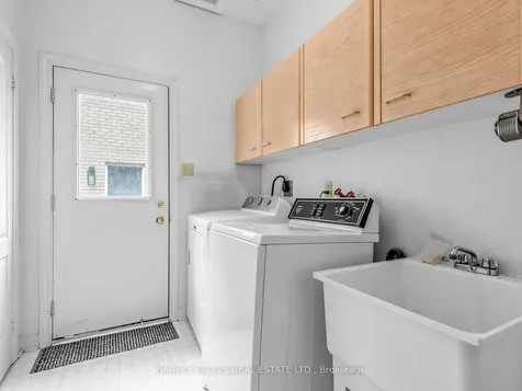 82 Bowring Walk Toronto ON M3H 5Z6