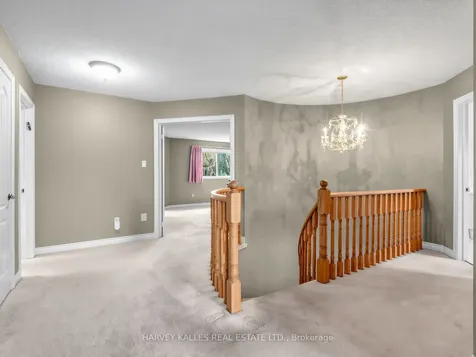 82 Bowring Walk Toronto ON M3H 5Z6