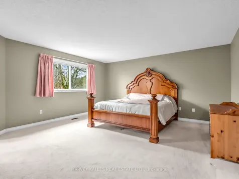 82 Bowring Walk Toronto ON M3H 5Z6