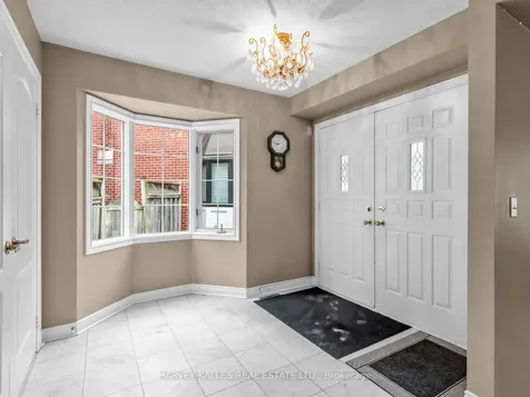 82 Bowring Walk Toronto ON M3H 5Z6