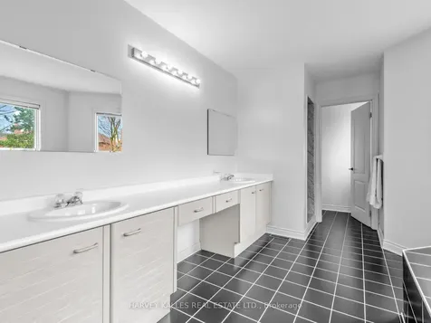 82 Bowring Walk Toronto ON M3H 5Z6