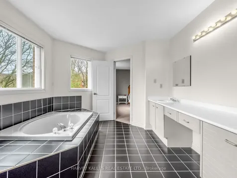 82 Bowring Walk Toronto ON M3H 5Z6