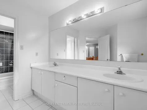 82 Bowring Walk Toronto ON M3H 5Z6