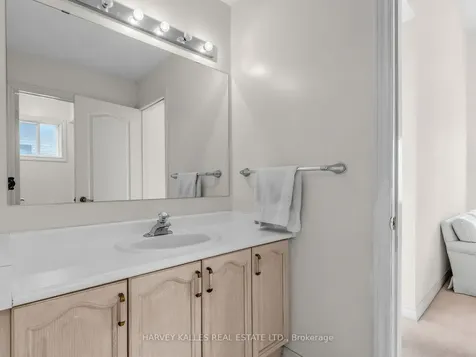 82 Bowring Walk Toronto ON M3H 5Z6