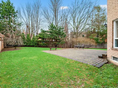 82 Bowring Walk Toronto ON M3H 5Z6