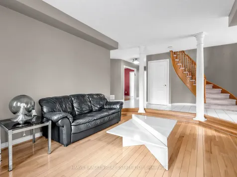 82 Bowring Walk Toronto ON M3H 5Z6