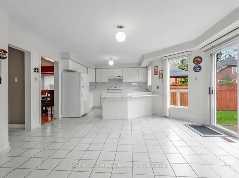 82 Bowring Walk Toronto ON M3H 5Z6
