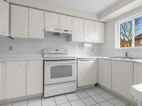 82 Bowring Walk Toronto ON M3H 5Z6