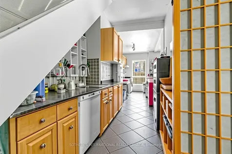 243 Gerrard Street E Toronto ON M5A 2G1