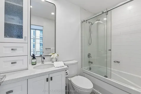 9 Spadina Avenue Toronto ON M5V 3V5