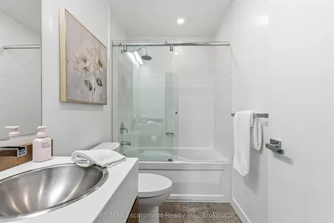 9 Spadina Avenue Toronto ON M5V 3V5