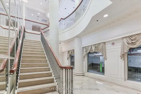 18 Sommerset Way Toronto ON M2N 6X5