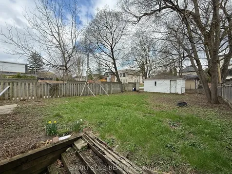 204 Cameron Avenue Toronto ON M2N 1E5