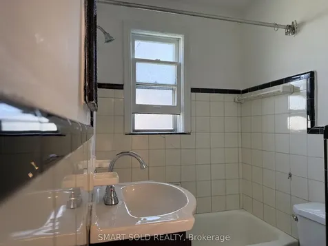 204 Cameron Avenue Toronto ON M2N 1E5