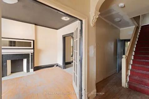 587 Palmerston Avenue Toronto ON M6G 2R2