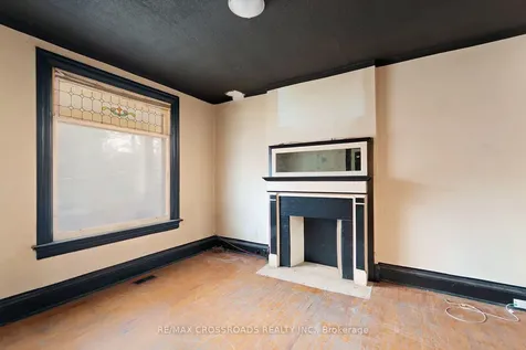 587 Palmerston Avenue Toronto ON M6G 2R2