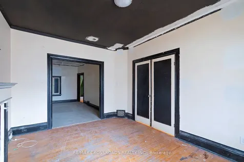 587 Palmerston Avenue Toronto ON M6G 2R2