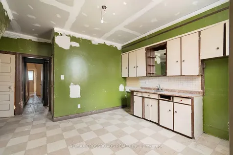 587 Palmerston Avenue Toronto ON M6G 2R2