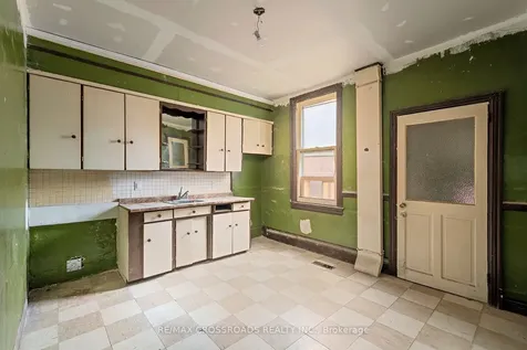 587 Palmerston Avenue Toronto ON M6G 2R2