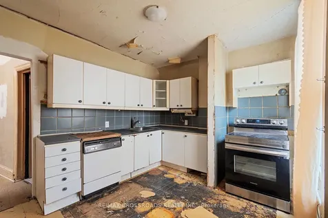 587 Palmerston Avenue Toronto ON M6G 2R2