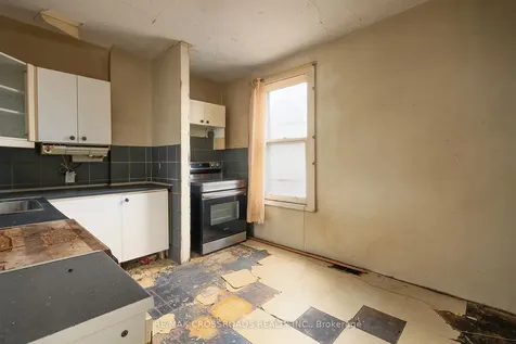 587 Palmerston Avenue Toronto ON M6G 2R2