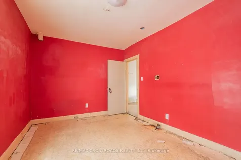587 Palmerston Avenue Toronto ON M6G 2R2