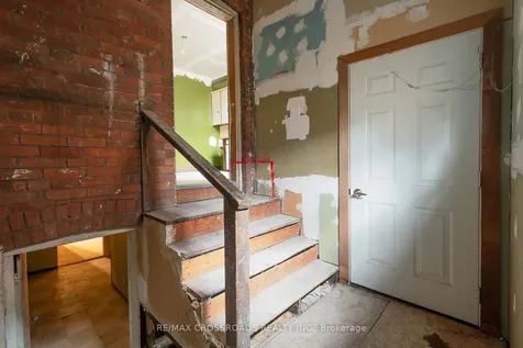587 Palmerston Avenue Toronto ON M6G 2R2