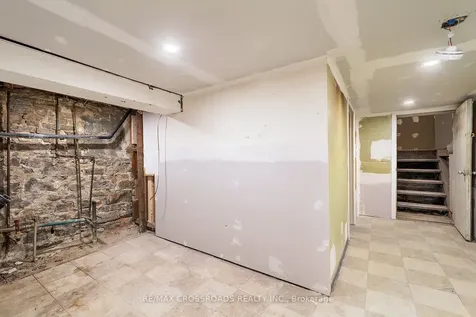 587 Palmerston Avenue Toronto ON M6G 2R2
