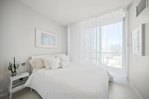 208 Queens Quay W Toronto ON M5J 2Y5