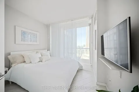 208 Queens Quay W Toronto ON M5J 2Y5