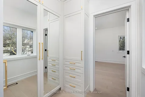 1352 Mount Pleasant Road Toronto ON M4N 2T5
