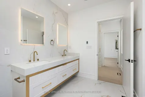 1352 Mount Pleasant Road Toronto ON M4N 2T5