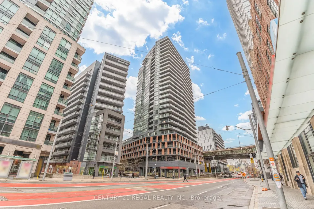 20 Bruyeres Mews Toronto ON M5V 0G8